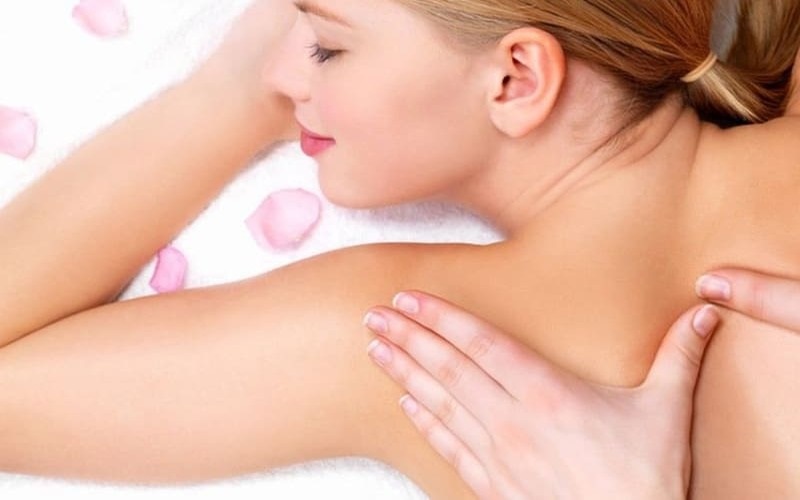 massage 2 bên bả vai