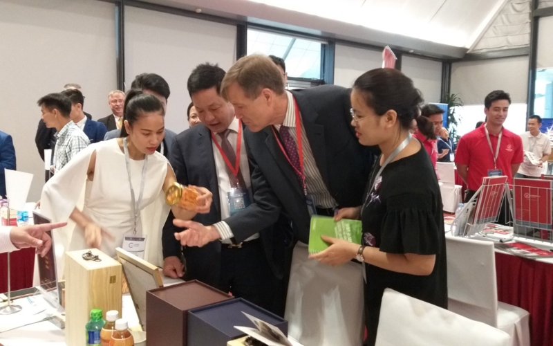Giá thuê phiên dịch hội chợ là bao nhiêu