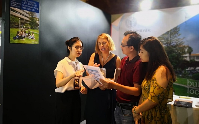 Thuê phiên dịch hội chợ cần chuẩn bị trước bao lâu