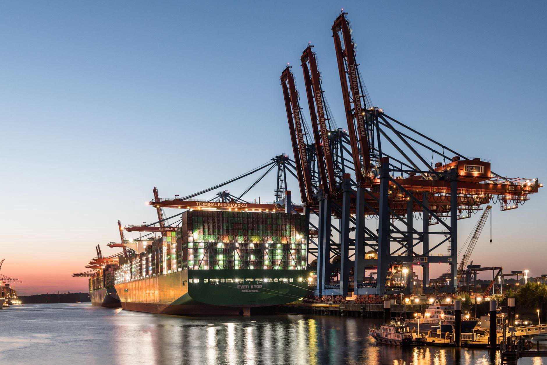 Doanh nghiệp vận tải biển, logistics cần gì ở một màn hình phòng họp